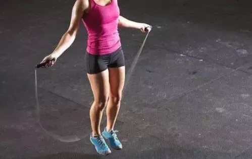 30岁女子每天跳绳1000个致骨折，运动时应该注意什么？