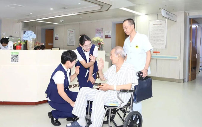 以爱为壤，以心为桥 ｜ 客服部人性化服务受到患者好评