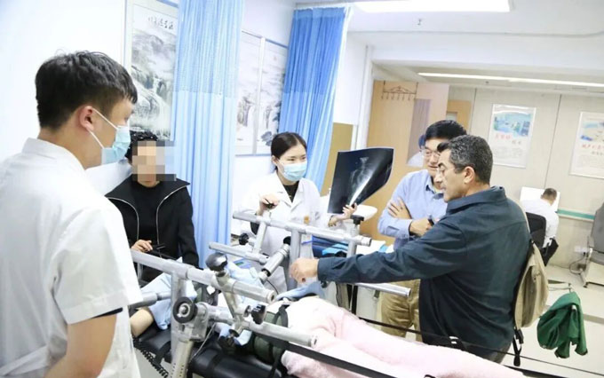 深化国际学术互鉴，共探脊柱侧弯矫治新路径——哈佛医学院专家莅临我院参观调研